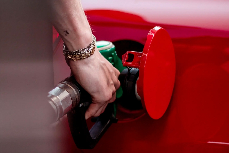 Combustíveis Gasolina E Gasóleo Mais Caros Custam Mais Dois Cêntimos Por Litro Rádio Voz Da 